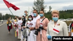 «Ланцуг салідарнасці», які адбыўся ў Літве 23 жніўня 2020 году. На пярэднім пляне былая прэзыдэнтка Літвы Даля Грыбаўскайце