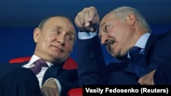 Russian President Vladimir Putin and his Belarusian counterpart, Alyaksandr Lukashenka (file photo)