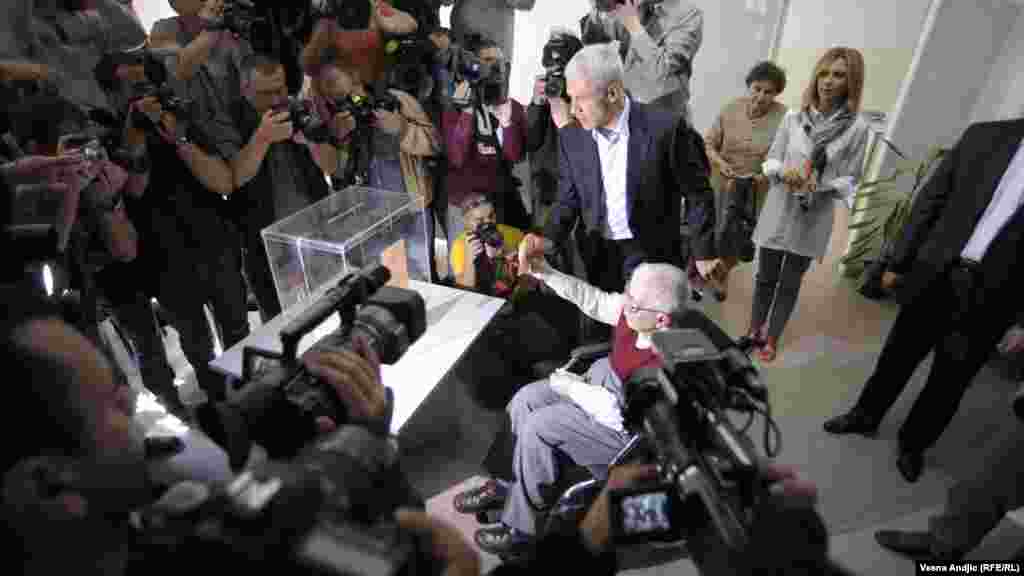 Predsednički kandidat koalicije "Izbor za bolji život" Boris Tadić na glasačkom mestu