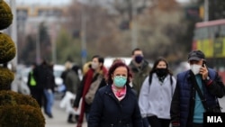 Граѓани со маски како мерка против ширењето на ковид-19