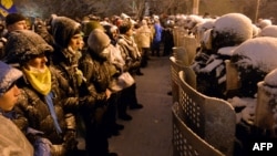 Штурм "Евромайдана", которого украинская оппозиция ожидала в ночь с 9 на 10 декабря, не состоялся. 