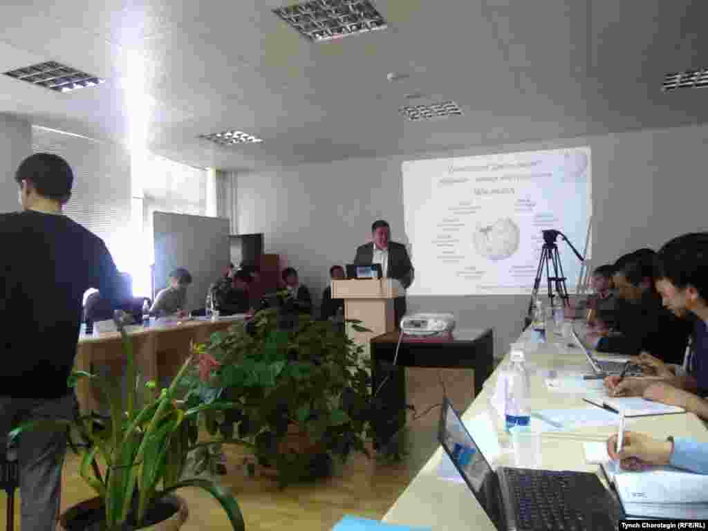 Ала-Тоодогу эстен кеткис Википедия жумалыгы (28.3.-03.4.2011.)  No 5. - Жыйын катышуучулары Кыргыз –Түрк “Манас” университетинде кыргызча Википедияга арналган баяндаманы угууда. Бишкек. 30.3.2011.