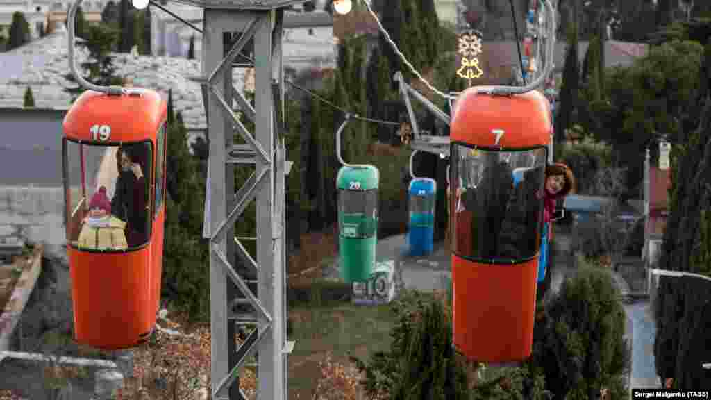 Yaltada alatlı yolda kezinti