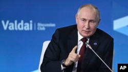Președintele rus, Vladimir Putin, spune că nu Rusia a început războiul din Ucraina. „Nu noi am început aşa-numitul război în Ucraina. Dimpotrivă, noi încercăm să-l încheiem", a spus Putin, joi, la Soci. 