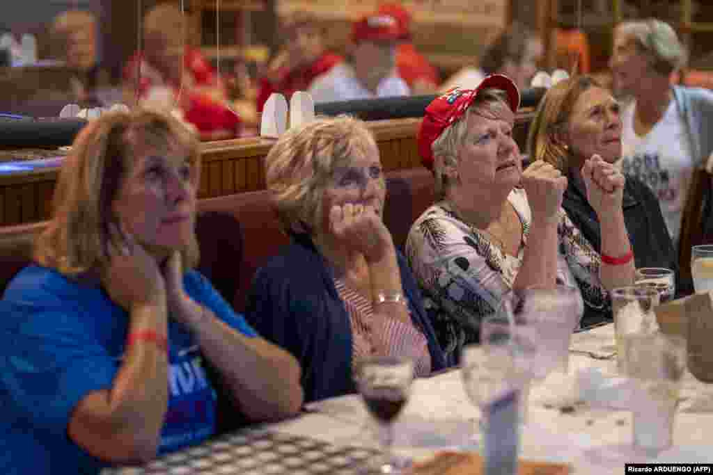 Сторонники Дональда Трампа следят за&nbsp;трансляцией телеканала Fox News на специальном мероприятии, организованном в "городке пенсионеров" Те-Виллиджис, штат Флорида.