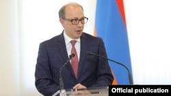 Արա Այվազյանը, արխիվ