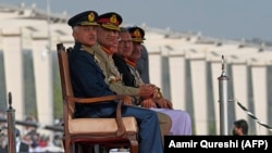 شنونکي وايي، پوځ د سیمه ییز نفوذ لپاره په سیاسي چارو کې مداخله کوي. 