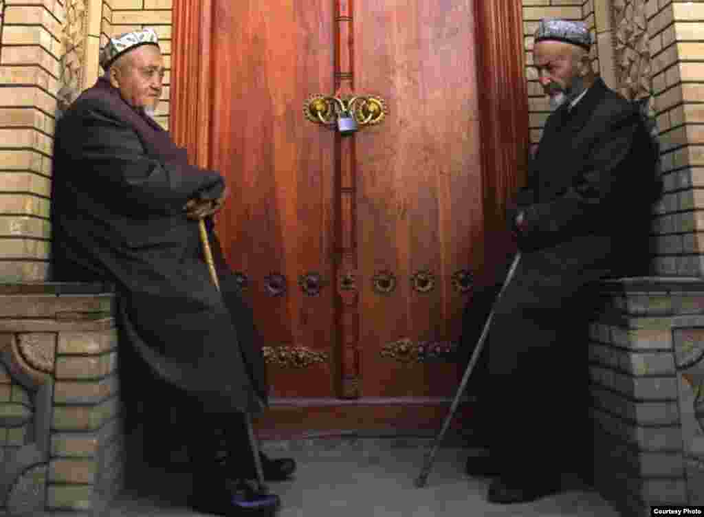 Китай. Верующие ждут открытия мечети в Кашгаре.