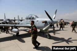 Kabuldaky harby bazada A-29 Super Tucano kysymly uçaryň Resolute Support (RS) tarapyndan, Owganystan Milli armiýasyna gowşurylýan wagty. 2020-nji ýylyň 17-nji sentýabry.