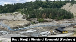 Lipsa de acțiune și pasarea responsabilității între instituții pun în pericol siguranța a peste 10.000 de familii, spune comunitatea Declic într-o petiție inițiată joi, la patru luni de la tragedia de la Praid. 