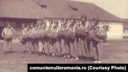 1952. Asistentele de Cruce Roșie primesc lecții de parașutism. Sursa: comunismulinromania.ro (MNIR)