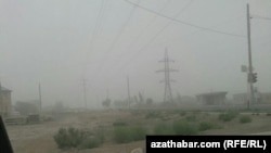 Illýustrasiýa suraty. Daşoguzda turan duzly tupan. Arhiwden alnan surat.