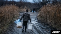 Жители Торецка в который раз запасаются питьевой водой, ноябрь 2017 года