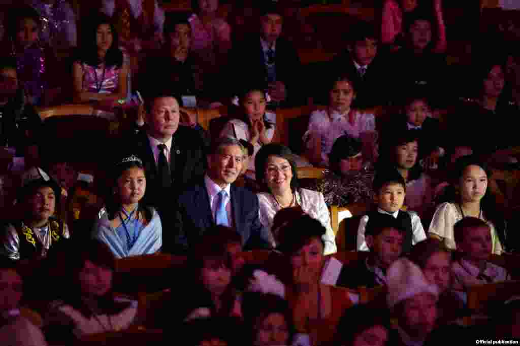 Президент КР с супругой в зале 