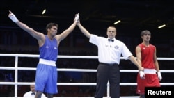 Serdar Hudaýberdiýew (sagda) hindistanly boksçy Manoj Kumardan ýeňildi. 31-nji iýul, 2012 ý.