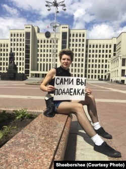 Віку Біран будуць судзіць за адзіночны флэшмоб каля дзяржустановах супраць дыскрымінацыі ЛГБТ-супольнасьці адразу ў трох менскіх судах