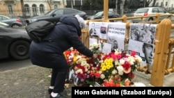 2024. március 1-én, az orosz ellenzéki politikus halála napján többen virágot, gyertyát vittek a budapesti Andrássy úti ideiglenes Navalnij-emlékhelyre, a Bajza utcánál, szemben az orosz nagykövetséggel