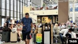 Заглавени патници во чекалната на аеродромот во Сочи, поради суспензиите на летовите на 24 јули за време на претходен напад со украински дрон.