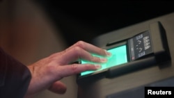 Demonstrație a sistemului de intrare/ieșire EES al Uniunii Europene. Primele asemenea aparate vor fi funcționa, în premieră, duminică. 