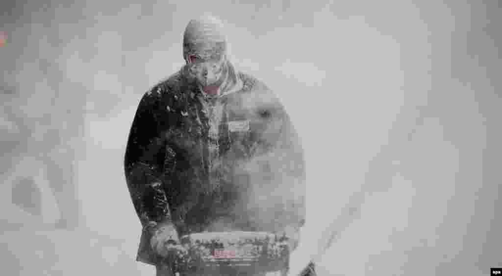 Расчистка тротуаров в Бруклине, Нью-Йорк.