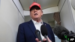 Trump la bordul aeronavei Air Force One, unde a vorbit cu presa despre mai multe teme internaționale, inclusiv războiul din Ucraina. 