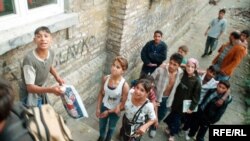 Деца Роми пред училиште 