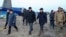 Članovi istražnog odbora i lokalni zvaničnici prolaze pored olupine aviona Azerbejdžanske erlajnse, koji se prethodnog dana srušio kod Aktaua na zapadu Kazahstana.