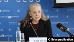 Исследователь международной правозащитной организации Amnesty International Хеза Макгилл на встрече с журналистами. Алматы, 22 февраля 2018 года.