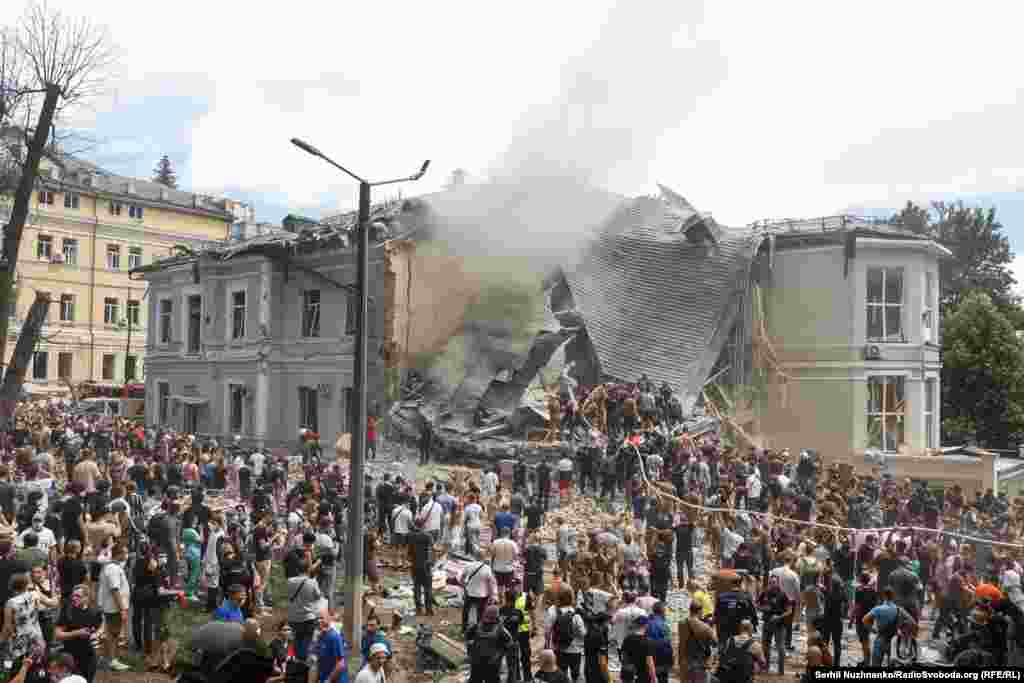 Зградата за токсикологија на Детската болница Охматдит, која беше директно погодена од руска ракета. Фотографиите се направени на 8 јули 2024 година и една година подоцна.