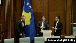 Nenad Rashiq (majtas).