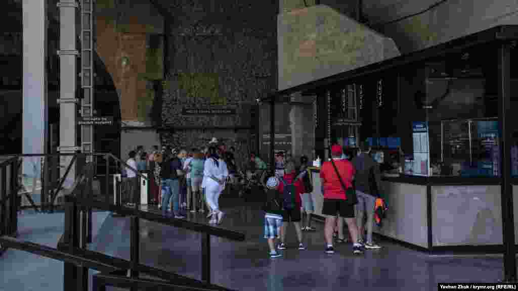 Люди біля кас в очікуванні екскурсії на &laquo;Об'єкт 825 ГТС&raquo; &ndash; підземний завод із ремонту підводних човнів​