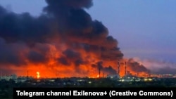 Пожар на территории Куйбышевского НПЗ в Самарской области РФ после удара дронами ВСУ, август 2025 года