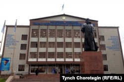 Памятник историку Мирзе Мухаммеду Хайдару Дуглату (1499-1500 - 1551) у главного здания Таразского государственного университета, носящего его имя. 2019.