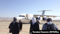 "ТезЖет" авиакомпаниясынын БАэ–146-200 учагы, Баткен аэропорту, Кыргызстан