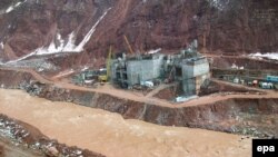 Рогунская плотина, строящаяся на реке Вахш на Рогунской ГЭС.