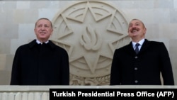 Президент Турции Реджеп Тайип Эрдоган (слева) и президент Азербайджана Ильхам Алиев в Баку на  «Параде победы», 10 декабря 2020 г.