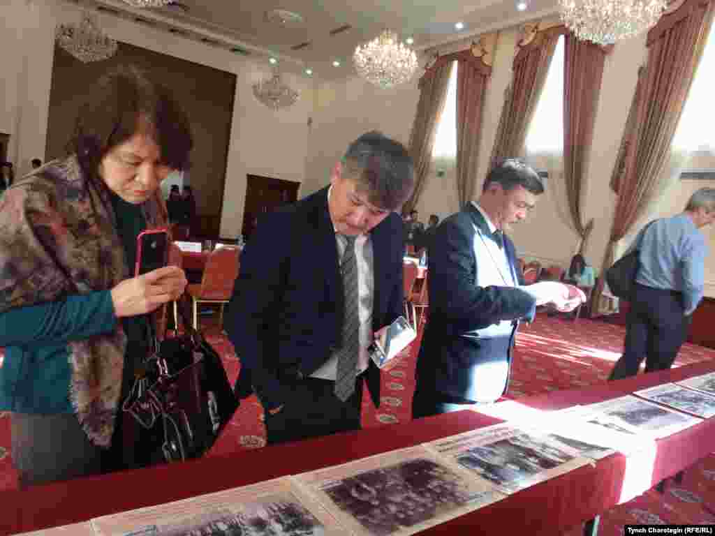 "Сталиндик репрессиянын күнөөсүз курмандыктары элдин эсинде" аттуу эл аралык илимий жыйын маалындагы сүрөт көргөзмөсүндө. 08.11.2017.