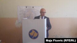 Goran Rakiq gjatë votimit në zgjedhjet e përgjithshme në Kosovë më 11 qershor të këtij viti