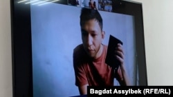 Автора сатирического паблика Qaznews24 Темирлана Енсебека подключали к судебным заседаниям по видеосвязи. Он до приговора находился в изоляторе. Алматы, 11 апреля 2025 года 
