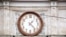 Orologiul de pe Arcul de Triumf din Piața Marii Adunări Naționale, din centrul Chișinăului, arată ora Moldovei. 