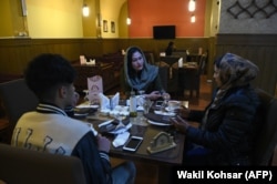Të rinj dhe të reja bisedojnë duke pirë çaj në një restorant në Kabul në janar të vitit 2019.