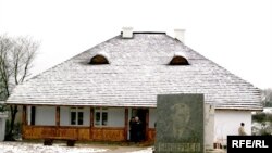 Відновлена хата-плебанія, де жила родина Бандер, с.Старий Угринів Калуского району