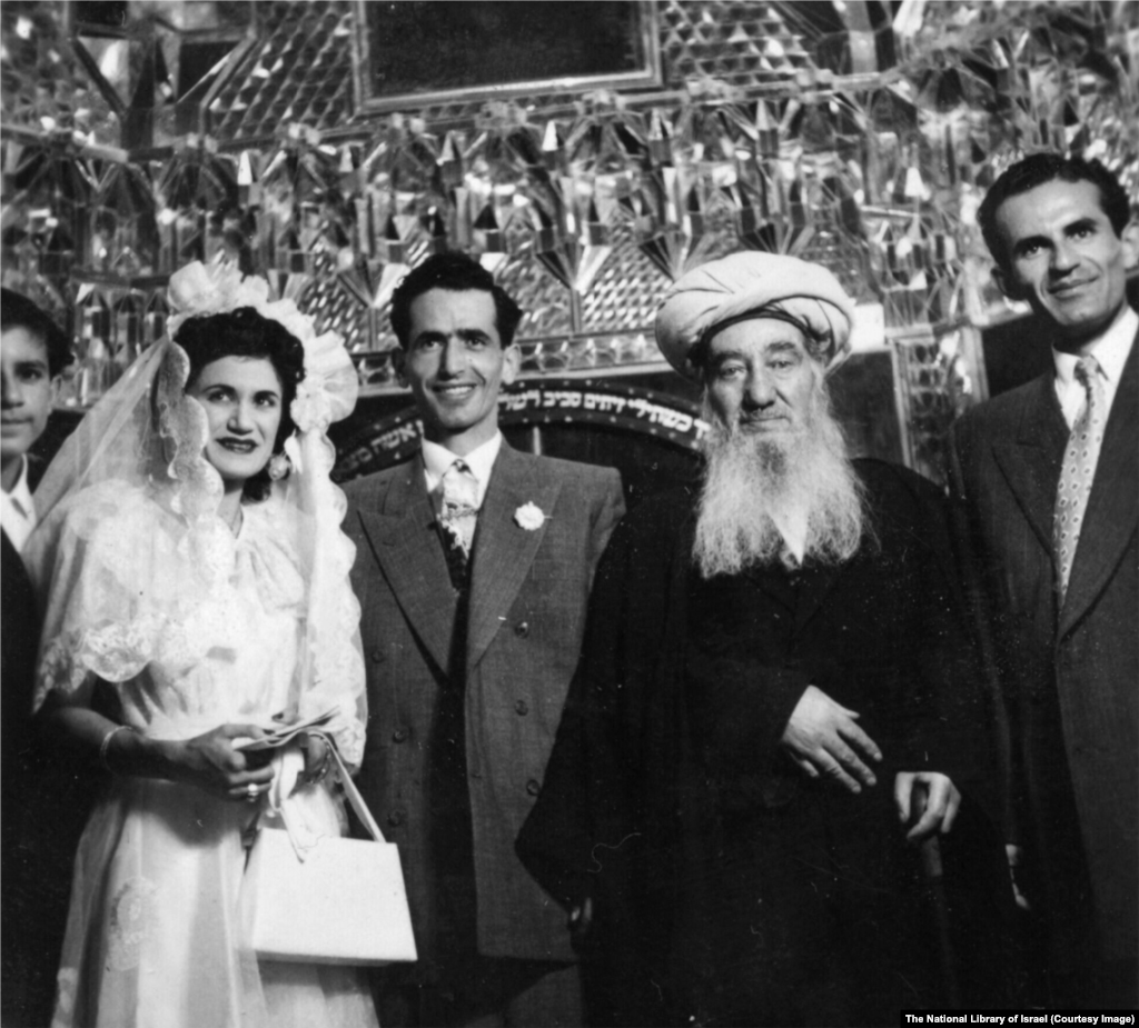 Габрэйскае вясельле недзе ў Іране ў 1950-я гады. Цырымонію праводзіць рабін Шлома Коген Цадык (справа ў цэнтры), галоўны рабін краіны. Надпіс на іўрыце за імі спасылаецца на біблійны верш: «Няхай жонка твая будзе як пладаносная лаза ў доме тваім, сыны твае як аліўкавыя сады вакол стала твайго».