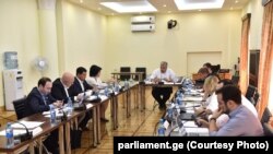 Сегодня депутаты еще раз попробовали договориться: прошлись по списку, состоящему из почти 30 рекомендаций