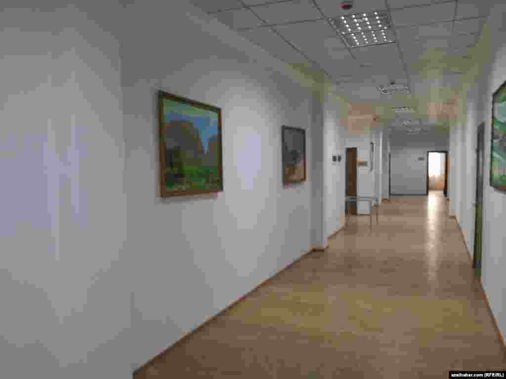 "Medeniýet öýüniň" koridory.