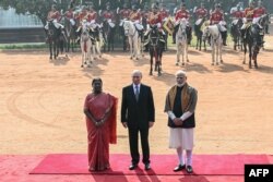 Președintele rus Vladimir Putin alături de omologul său indian, Droupadi Murmu și de prim-ministrul indian Narendra Modi, în timpul ceremoniei de la palatul prezidențial indian Rashtrapati Bhavan, din New Delhi, pe 5 decembrie 2025.