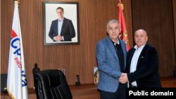 Lider Srpske liste Zlatan Elek i Srećko Spasić pored fotografije predsednika Srbije Aleksandra Vučića, 3. novembar 2025.