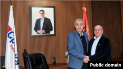 Lider Srpske liste Zlatan Elek i Srećko Spasić pored fotografije predsednika Srbije Aleksandra Vučića, 3. novembar 2025.