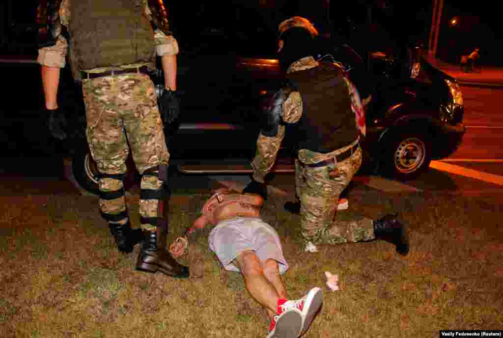 "Associated Press" агенттигинин сүрөтчүсү Мстислав Чернов да полициянын колунан таяк жеп, ооруканага түшкөн.