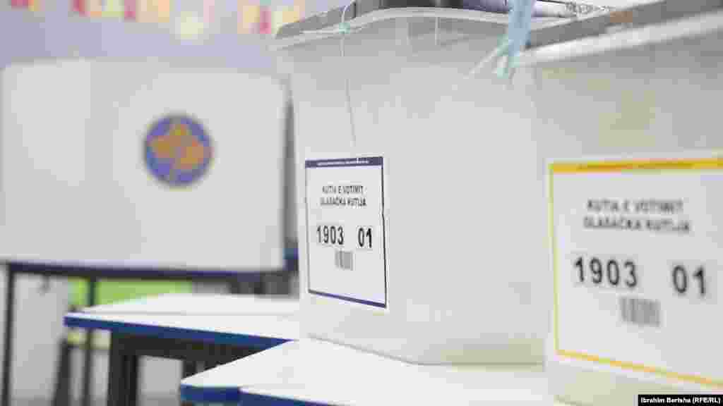Kuti votimi në një qendër votimi të zgjedhjeve lokale të Kosovës, Prishtinë, 12 tetor 2025. 